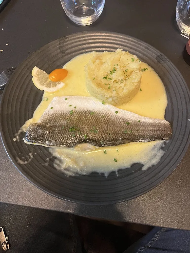Bar Au Beurre Blanc Avec Écrasé de Pommes de Terre